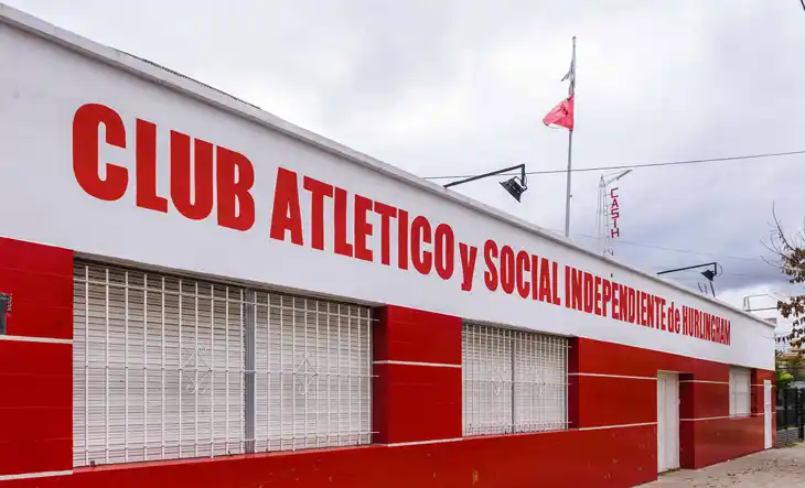 Un club de Hurlingham abre sus puertas para ver gratis las nuevas transmisiones del fútbol pago
