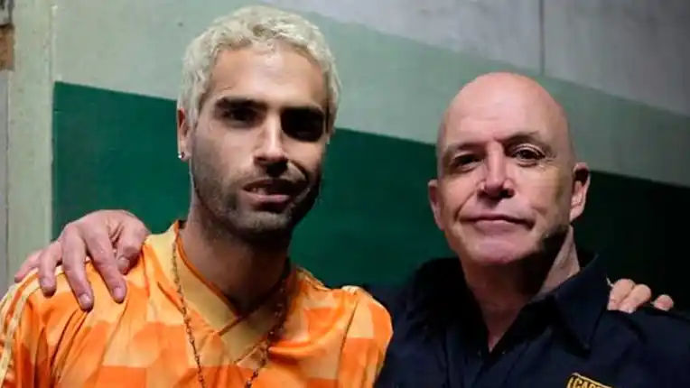 Jorge Lorenzo caracterizado como Capece en el set de El Marginal