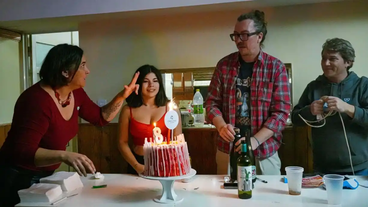 Los referentes de Editorial Caravana Mariana Fernández, Angie Nielsen y Diego Slagter; junto al actor Agustín Cansado, fueron los encargados de comenzar el tradicional canto de “Feliz Cumpleaños” (Fotos: GENTILEZA JERÓNIMO DÍAZ)
