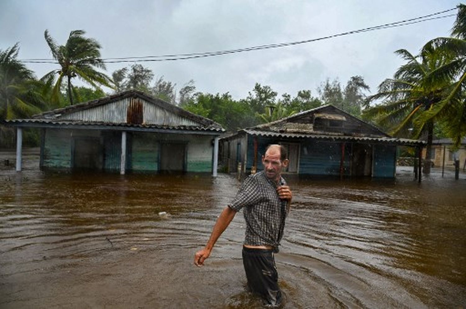 TEMEN INUNDACIONES EN CUBA: 66.000 personas fueron evacuadas