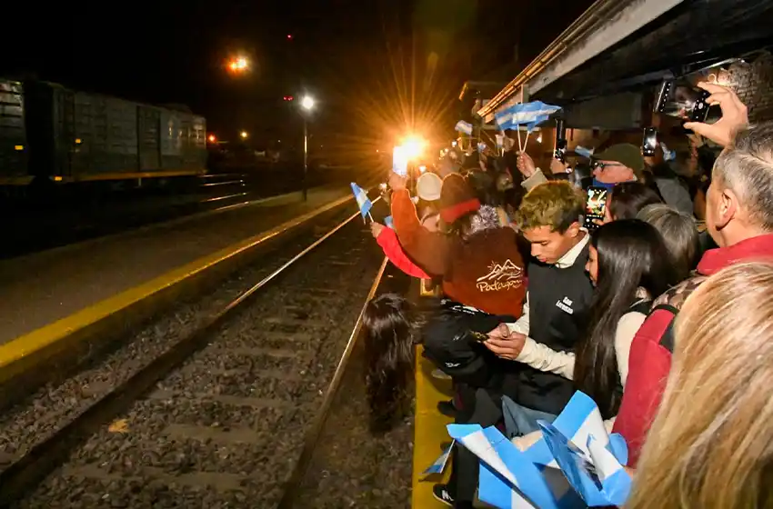 El tren que une Buenos Aires y Tucumán volvió a parar en San Lorenzo