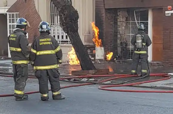 Un escape de gas provocó un incendio en Italia al 2300 en barrio Abasto