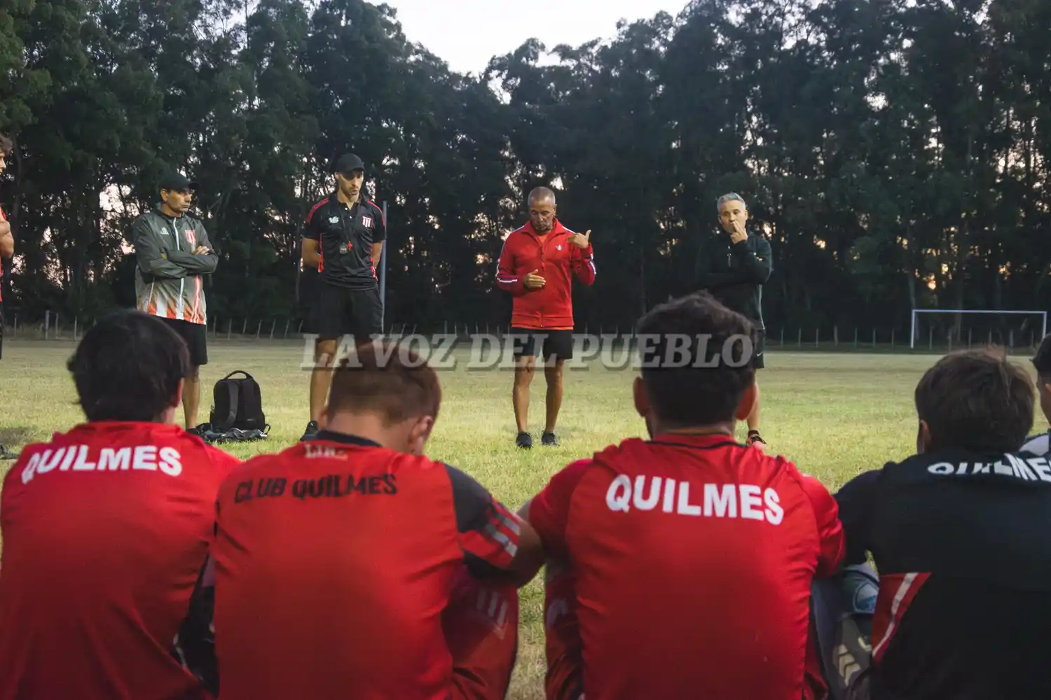 Los jugadores de Quilmes escuchan atentamente la palabra de su entrenador, Martín Segovia