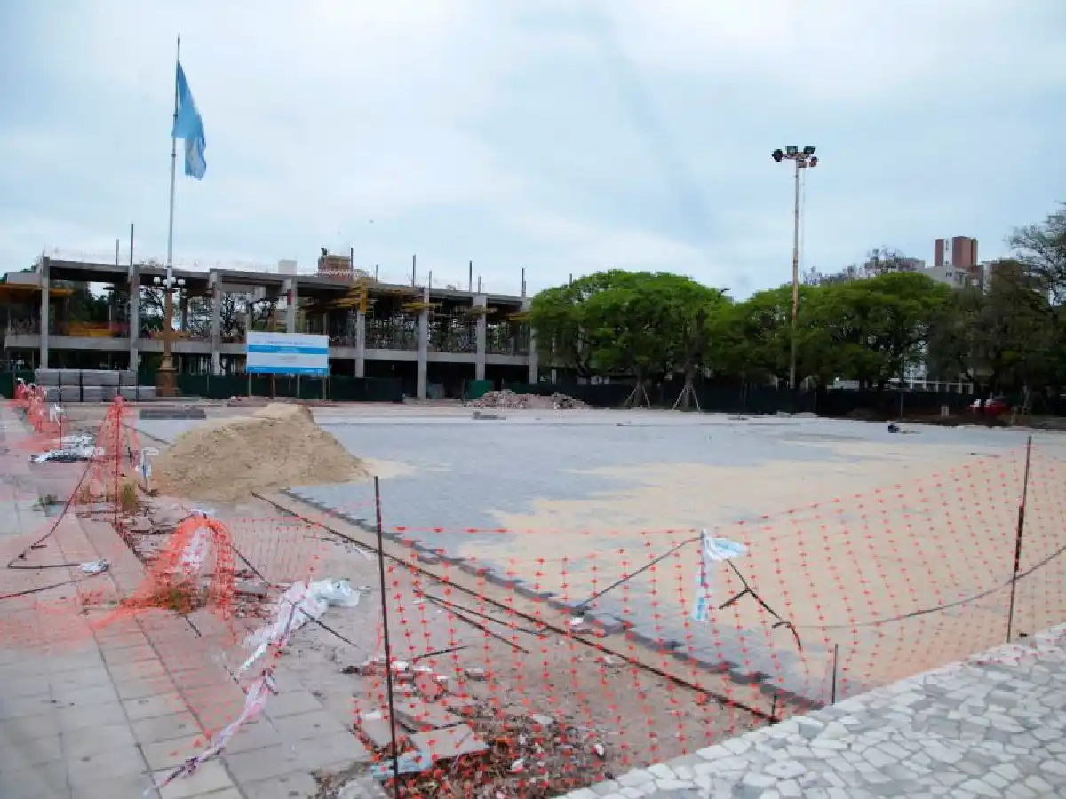 Renuevan la explanada del Centro Cívico