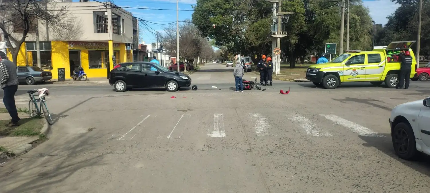 Choque de auto y moto en el cruce de Eva Perón y Arenales. Foto: BVVT
