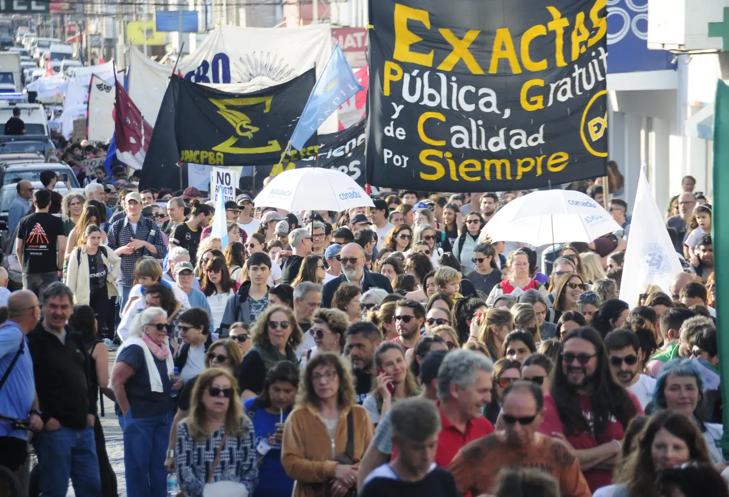 Como parte del plan de lucha, también se confirmó un paro de actividades sin asistencia a los lugares de trabajo que se extenderá del 27 de abril al 2 de mayo.