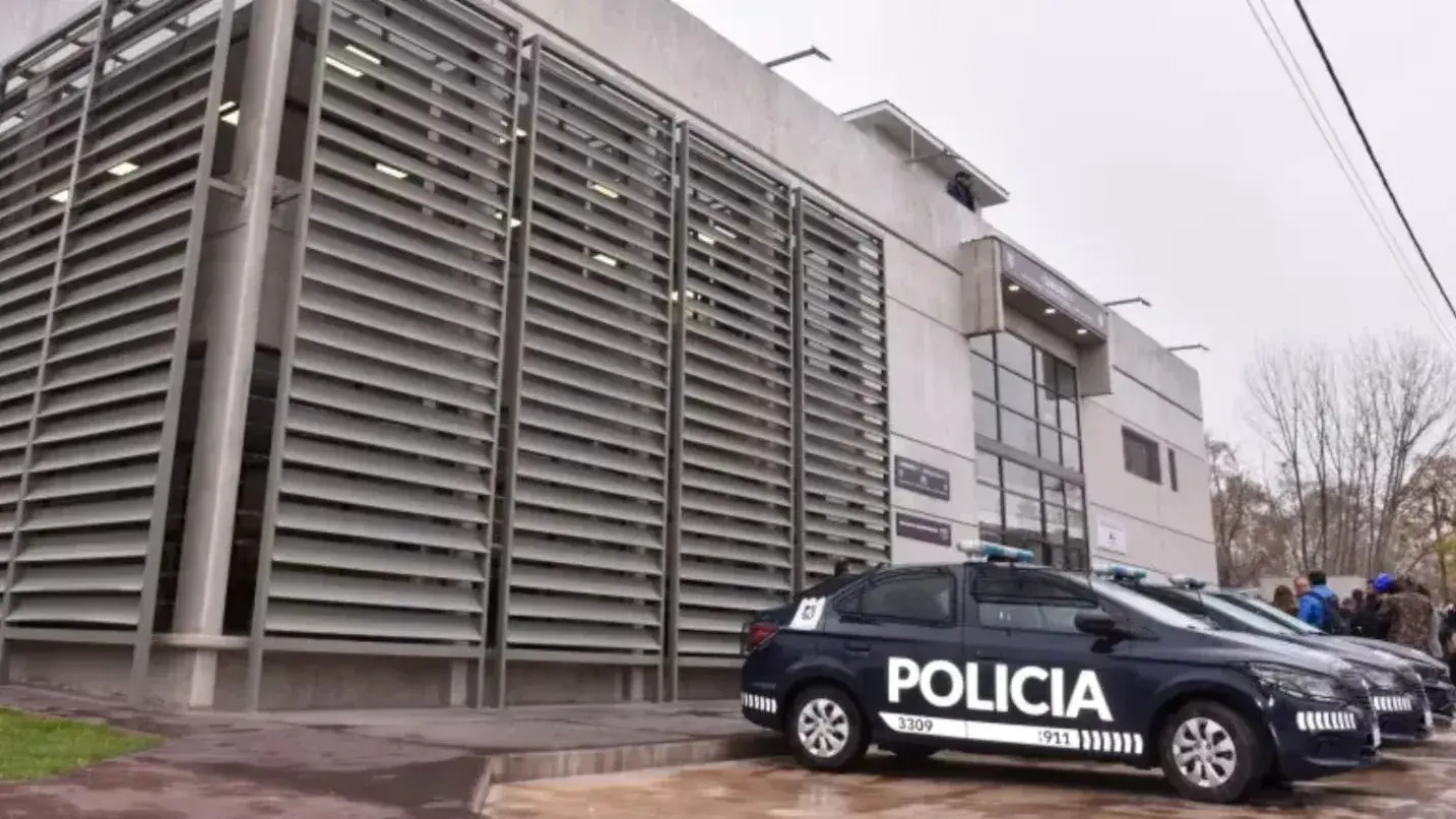 Detuvieron a un policía acusado de abusar sexualmente de una detenida en una comisaría de Godoy Cruz