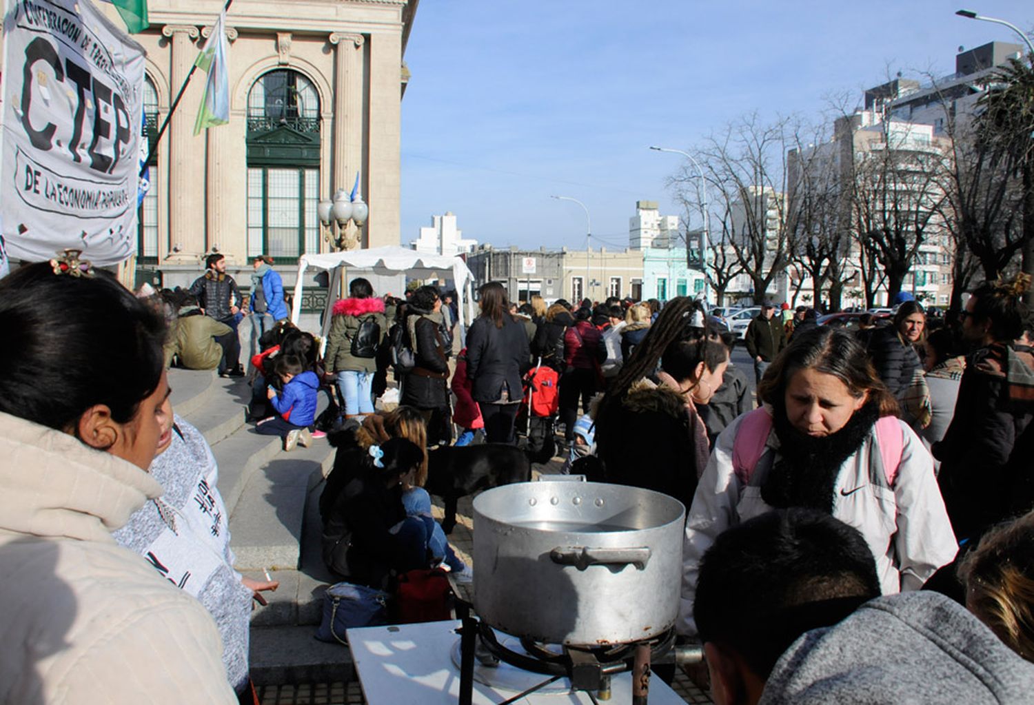 Jornada de protesta con olla popular en la explanada del Municipio