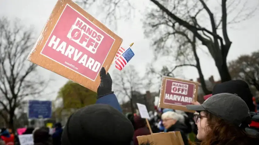 ¡SUEÑOS DESTROZADOS! Millones de estudiantes extranjeros viven aterrados por políticas de TRUMP en su contra
