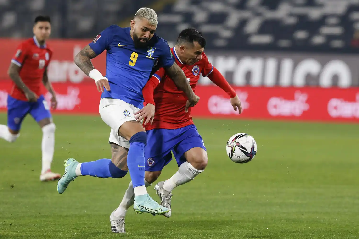 Gabriel Barbosa trata de escaparse de Medel.
