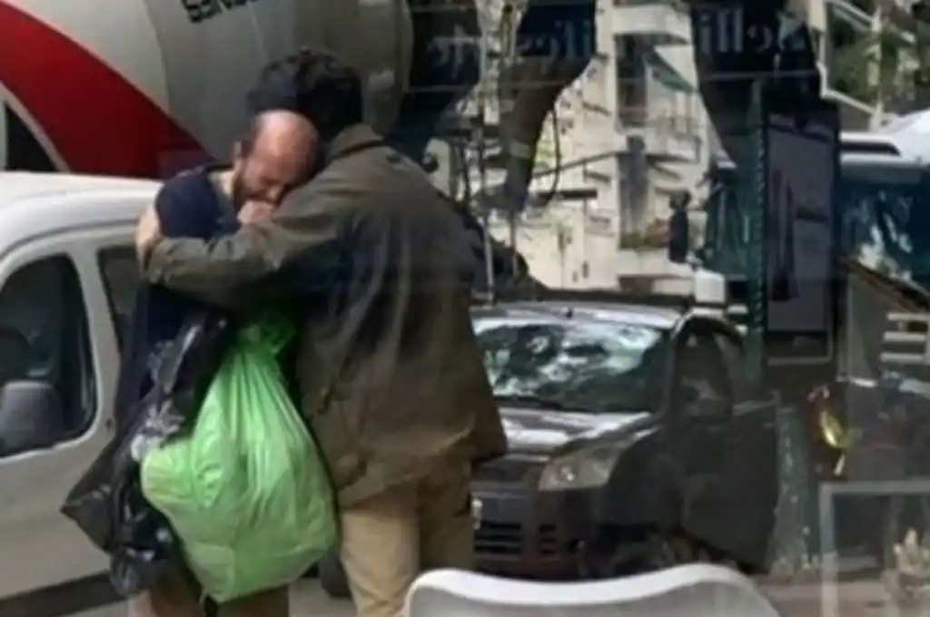 Una historia que emociona: abrazó a un indigente en la calle, el video se hizo viral y ahora lo encontró su familia