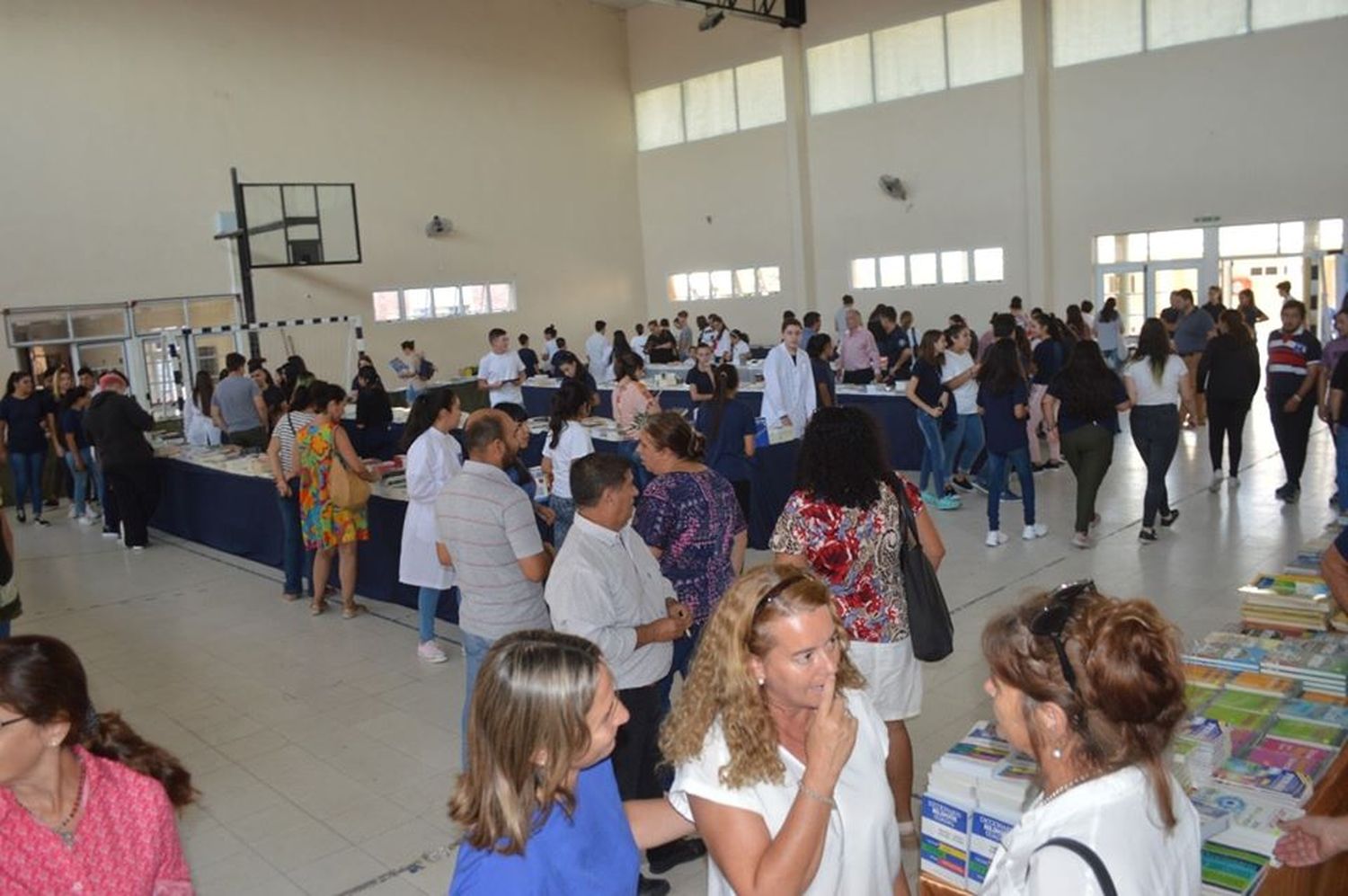 Comenzó en Victoria la Feria del libro popular