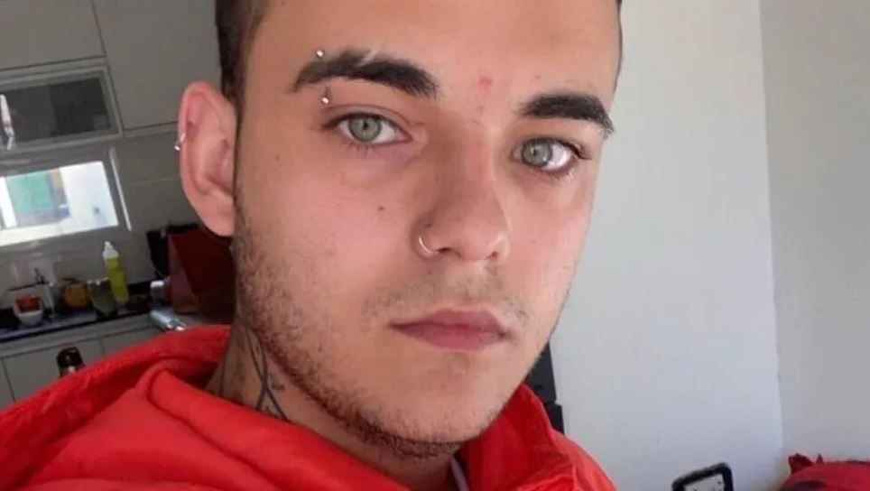 Muerte y misterio: encontró a su hijo desfigurado en la cama