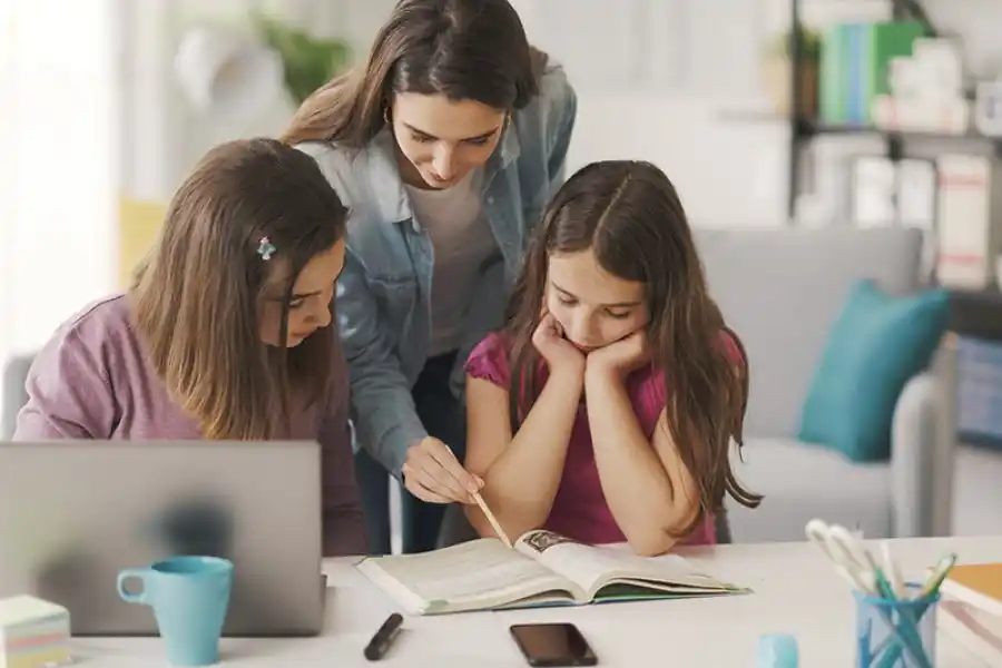 Gran iniciativa de padres en el bo. Antártida: se organizaron para dar clases de apoyo escolar en la vecinal