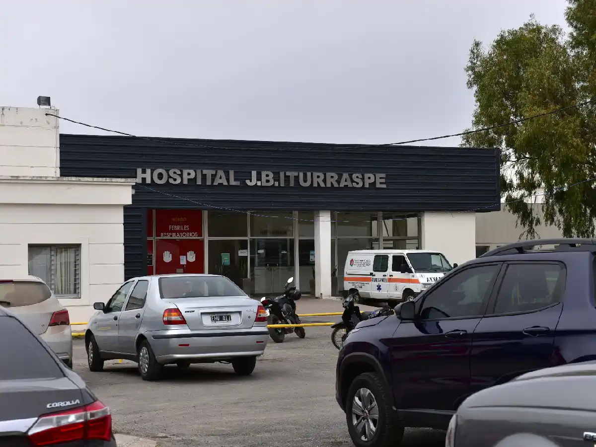  Padre e hija resultaron lesionados tras choque auto- moto