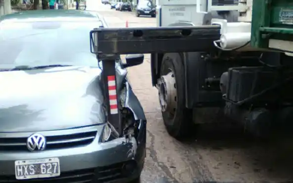 Brazo estabilizador de un camión se soltó y se incrustó en un auto
