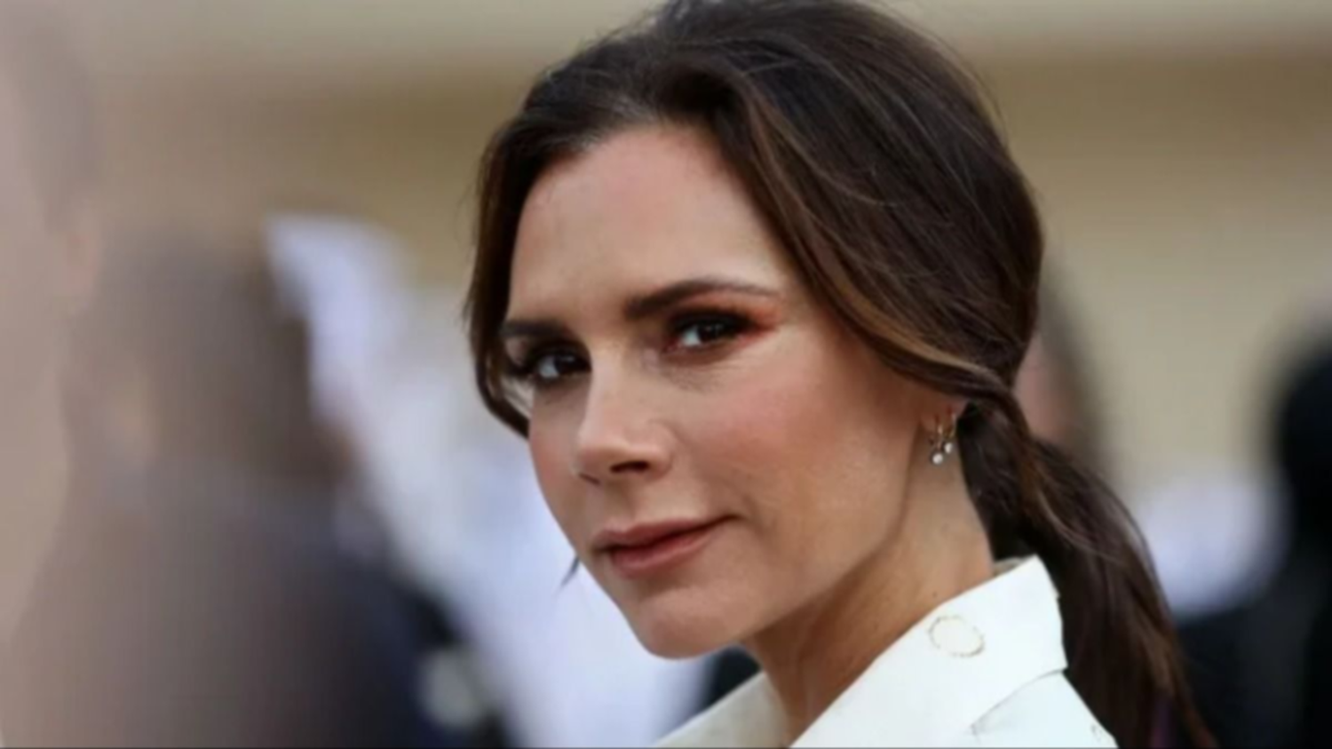 Victoria Beckham revela su rutina de belleza post-fiesta y consejos para una piel radiante