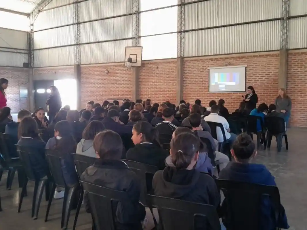 Dictaron una charla sobre vínculos violentos en el noviazgo a adolescentes de una escuela de la ciudad