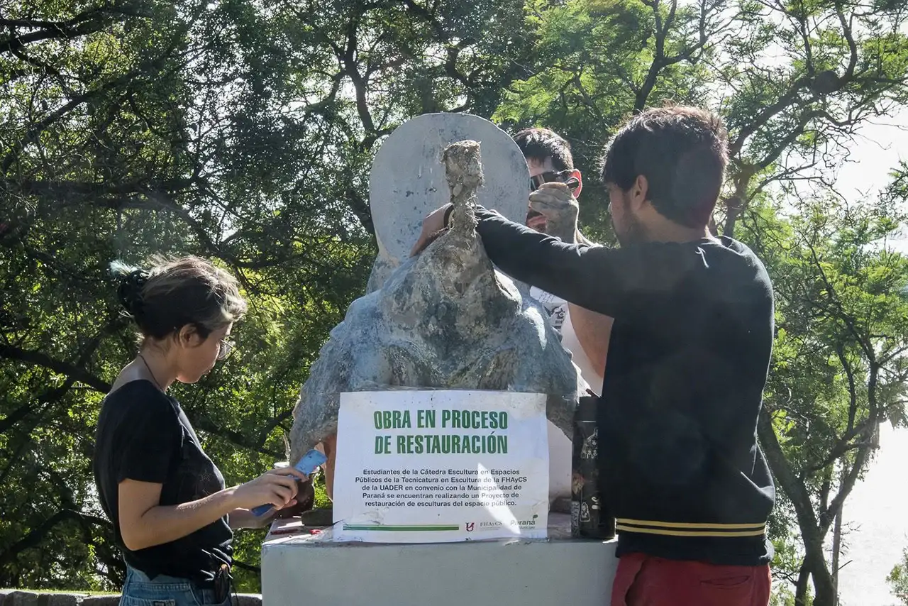 Avanza la restauración de esculturas patrimoniales en espacios públicos de Paraná