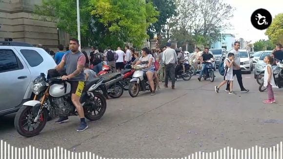 Tránsito en las escuelas: motos sin control y chicos sin cascos