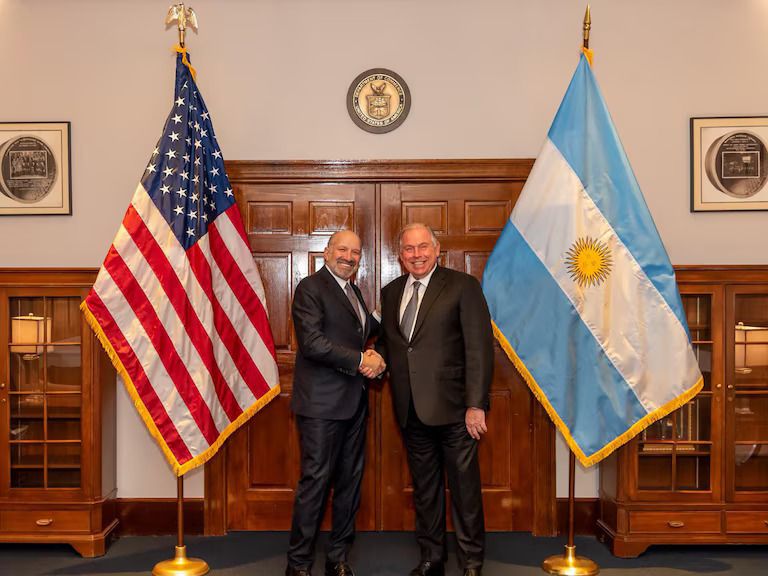 El Gobierno negociará con Estados Unidos la reducción de los aranceles del 10% impuestos por Trump