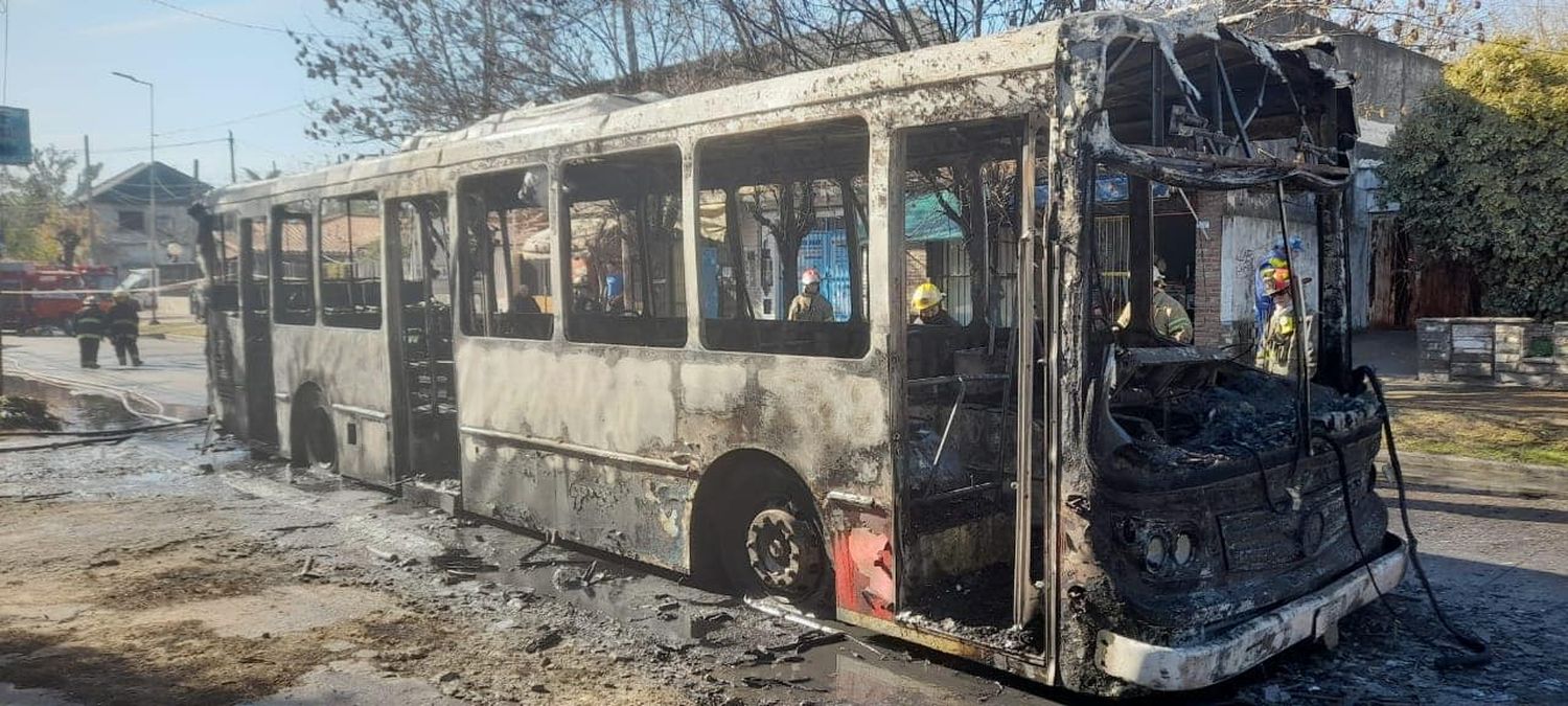 Ituzaingó: Dos bomberos heridos durante la extinción del incendio en un colectivo