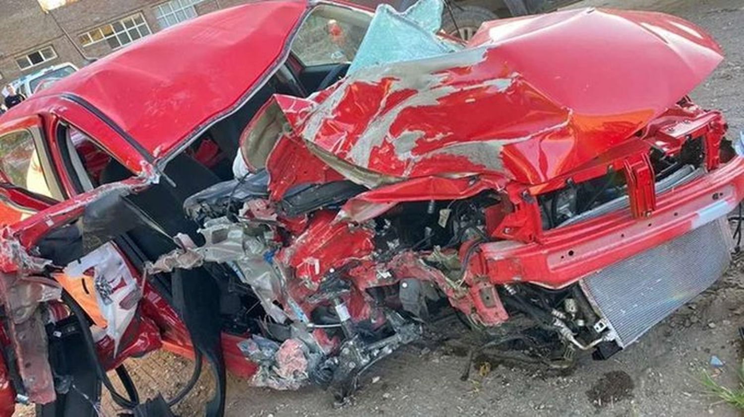 Locura al volante: robó un auto de una concesionaria, manejó 5 cuadras y lo destruyó contra una columna