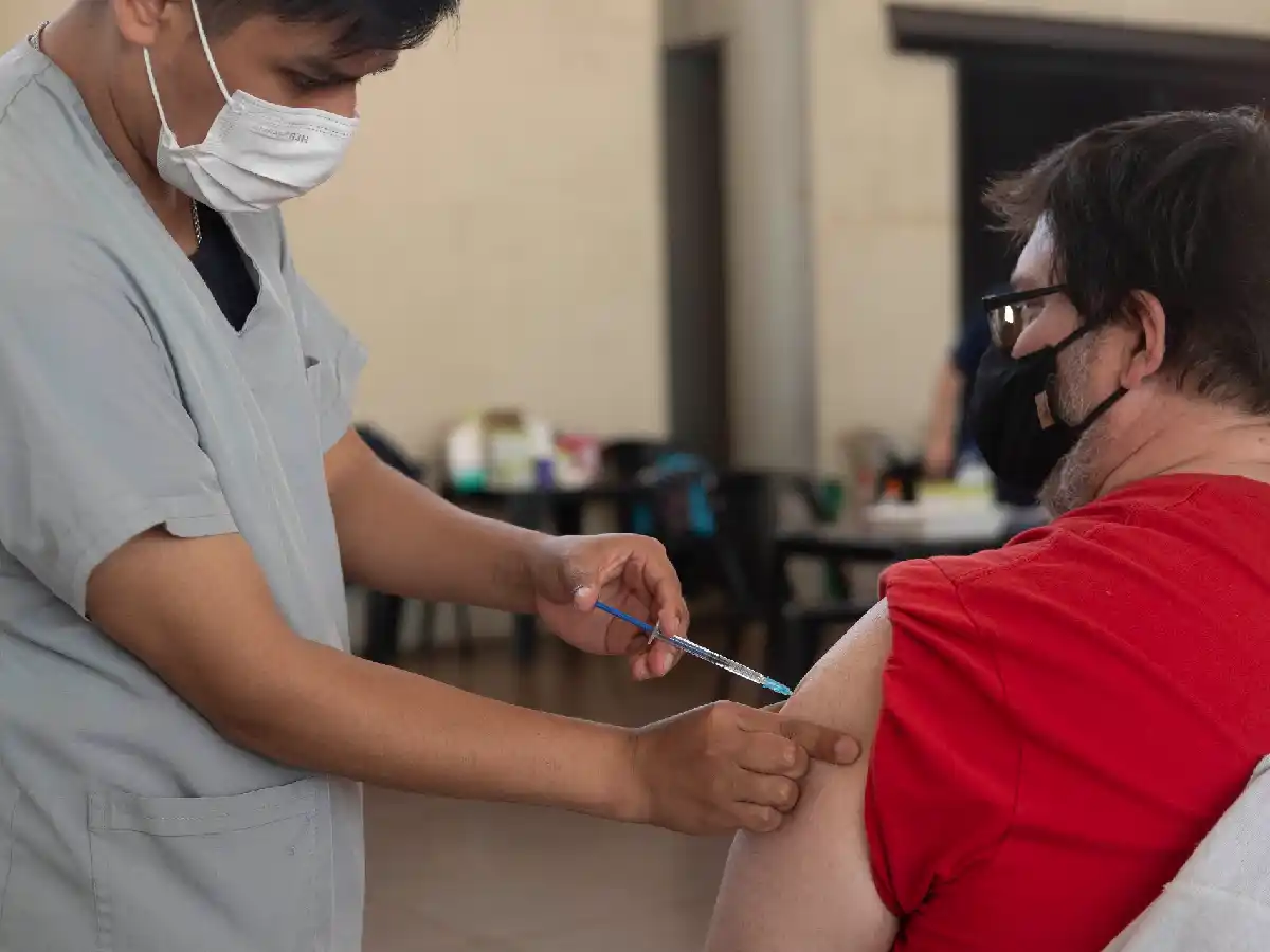 Anunciaron la aplicación de una tercera dosis a personal de salud y mayores de 70 años