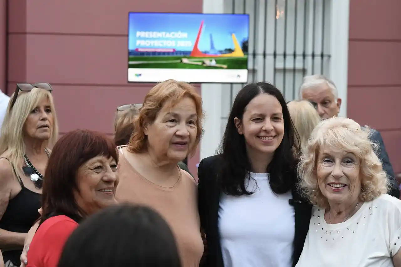 La intendenta de Vicente López junto a los vecinos