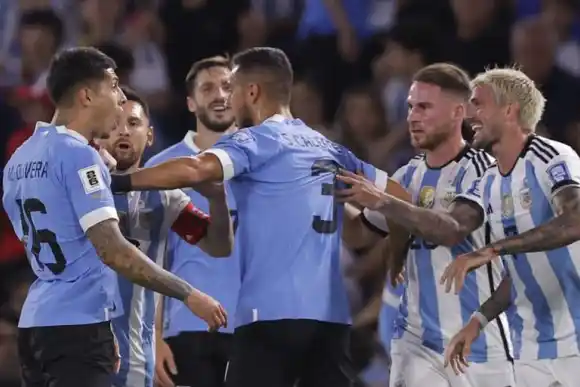 Argentina fue superado por Uruguay y perdió el invicto de 14 partidos