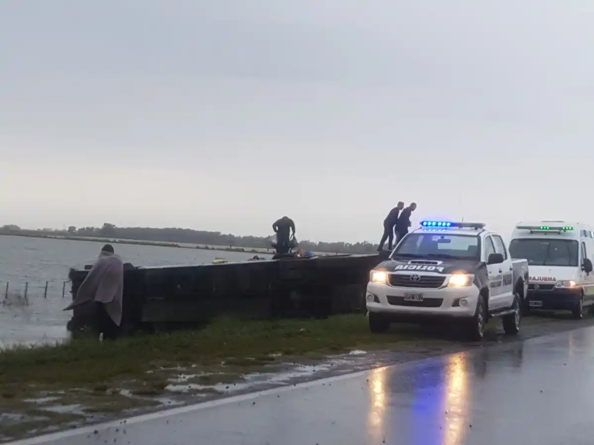 Volcó un micro en un campo inundado de Carlos Casares: Los pasajeros resultaron ilesos