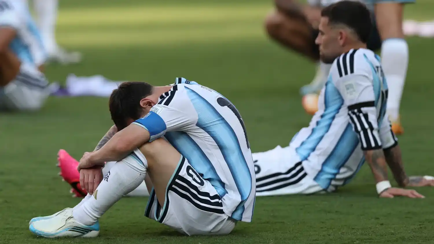 Messi y Otamendi, en el césped del MetLife.