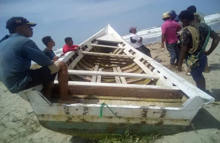 ¡LANCHA CHOCA CON BARCO! Rescatan a tres pescadores en aguas del estado Falcón