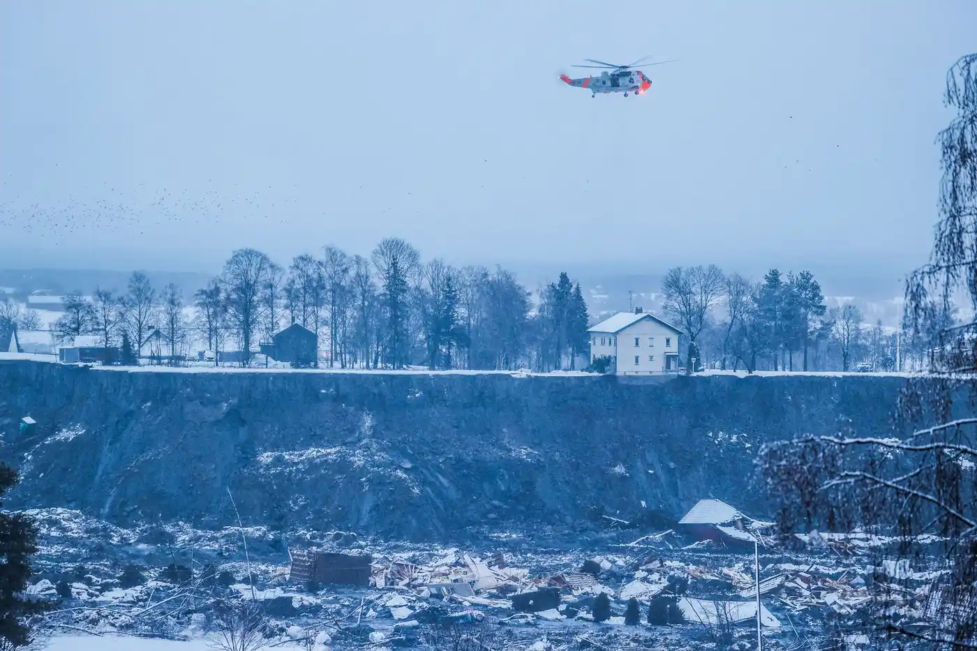 Descomunal socavón provoca una evacuación masiva en Noruega