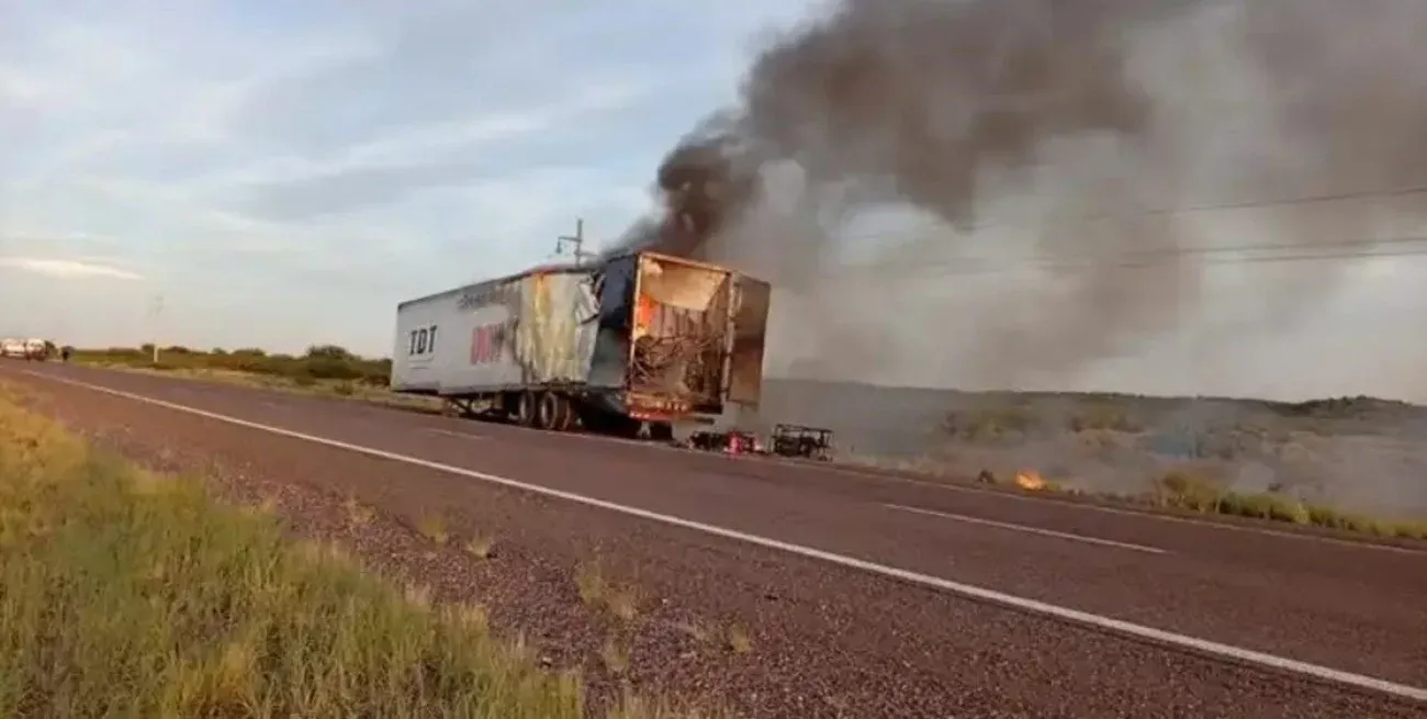 Se incendió en Ruta Nacional 7 un camión que transportaba 83 motos desde Venado Tuerto