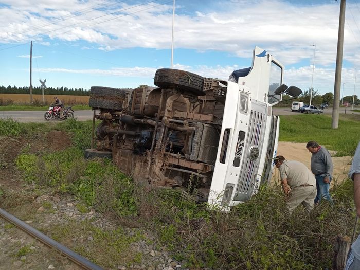 El camión volcó antes de cruzar las vías y circulaba en sentido San Pedro.