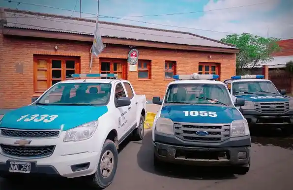 Violó una medida judicial y fue detenido junto a su amigo que quiso evitar el arresto