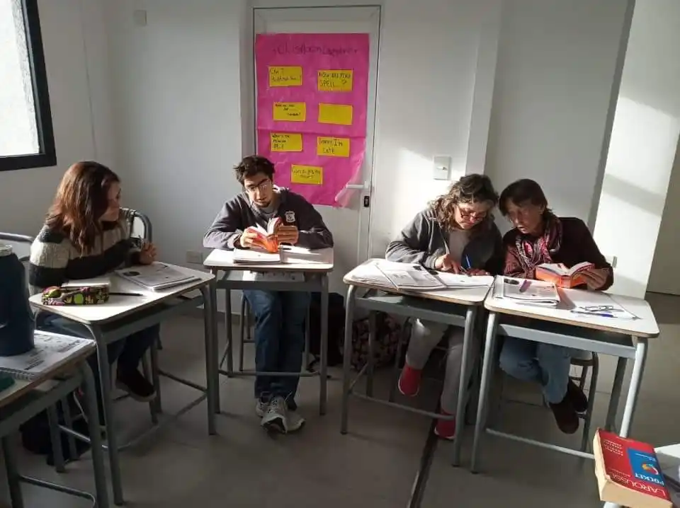 Alumnos de francés de la Escuela  Municipal de Idiomas, sin docente