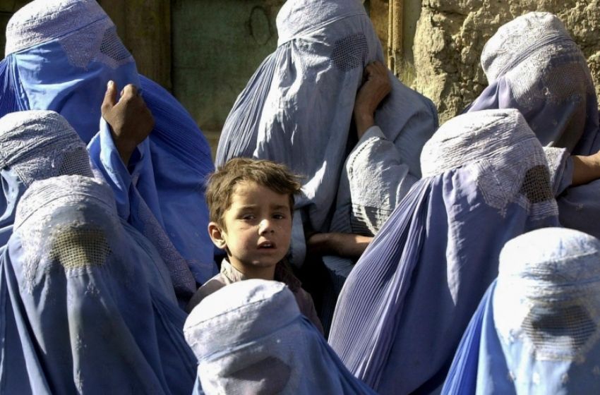Las afganas reviven una pesadilla tras la imposición del velo integral por los talibanes