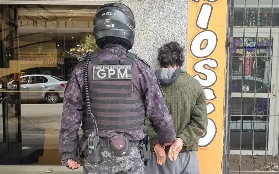 Uno de los tantos detenidos durante los operativos de la Bonaerense en las calles de la ciudad.