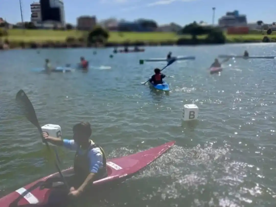 La Asociación Marplatense de Kayak busca fomentar la práctica de este deporte y promover la conciencia sobre la importancia de la seguridad en el agua.