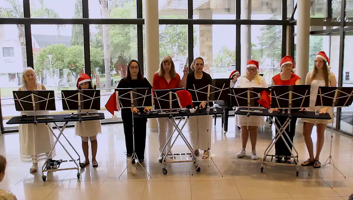 Microconcierto navideño de campanas tubulares emocionó al público en la antesala de la Navidad