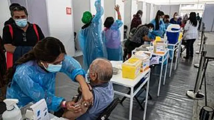 Permiten a migrantes venezolanos irregurales en Chile vacunarse contra la COVID-19