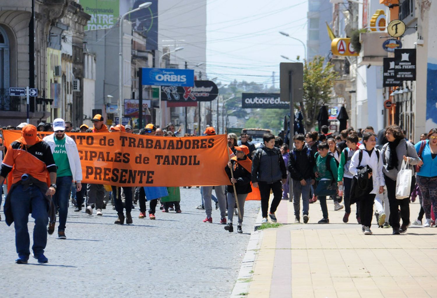 El Ejecutivo propuso una bonificación en dos pagos y los Municipales contraofertaron una suma única