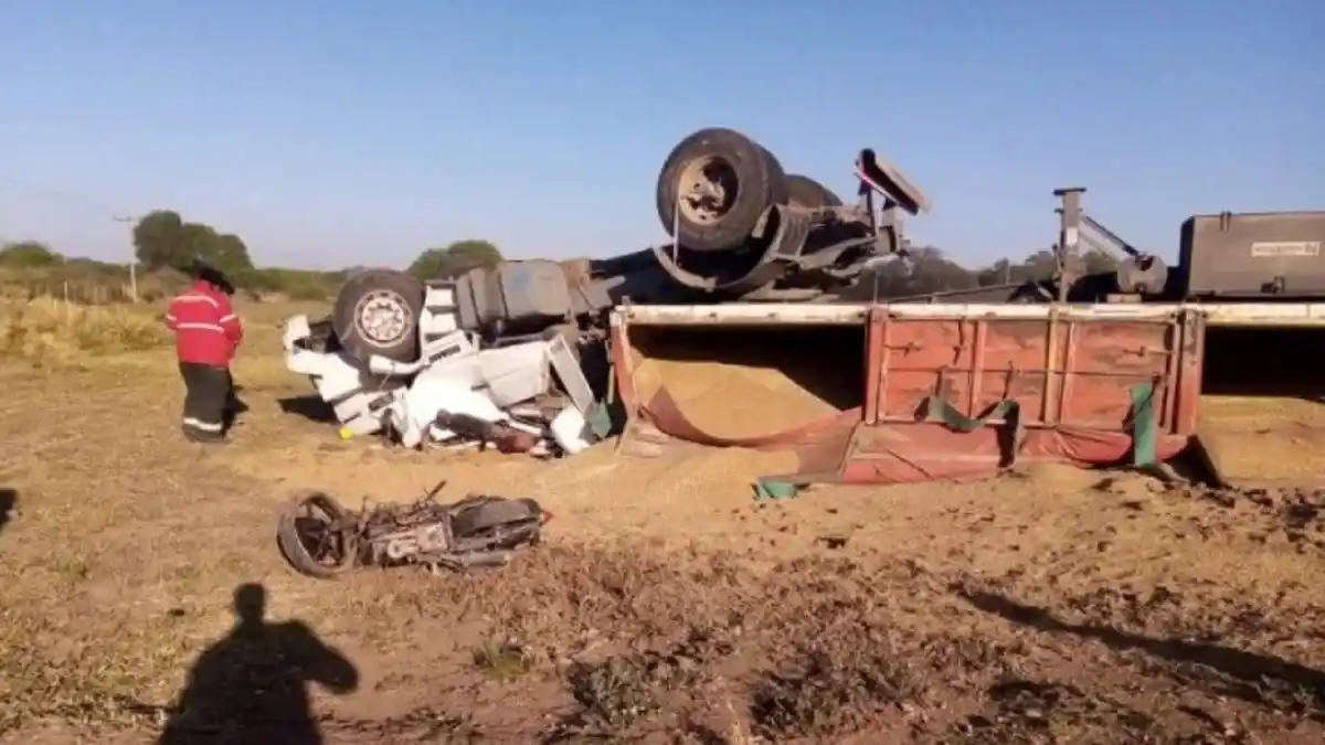 Mató a su pareja, y se estrelló contra un camión: murió el femicida y el conductor del transporte
