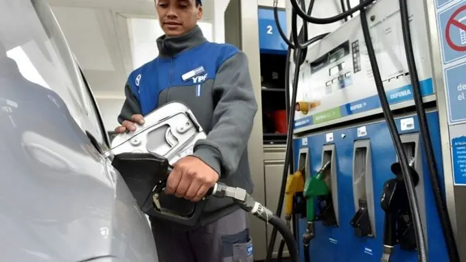 Nafta más cara: el Gobierno subió el impuesto al combustible para enero