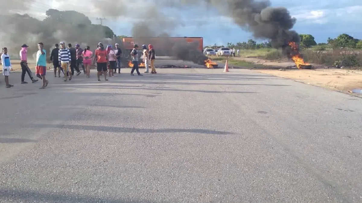 INDÍGENAS EN ANZOÁTEGUI trancan carretera en protesta por familiares detenidos por tráfico de combustible