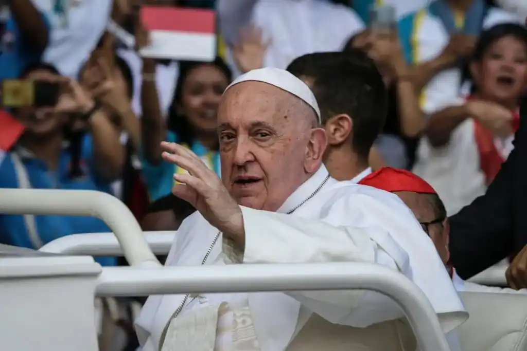 El Vaticano informó que el papa Francisco mostró una “ligera mejoría”