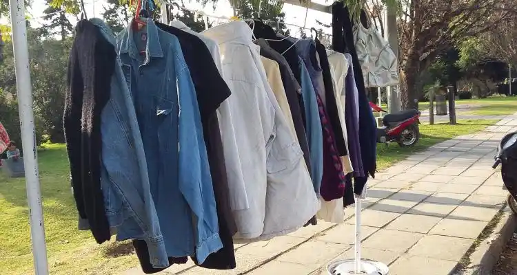 Piden donaciones para el próximo Perchero Solidario en la Plaza de la Amistad