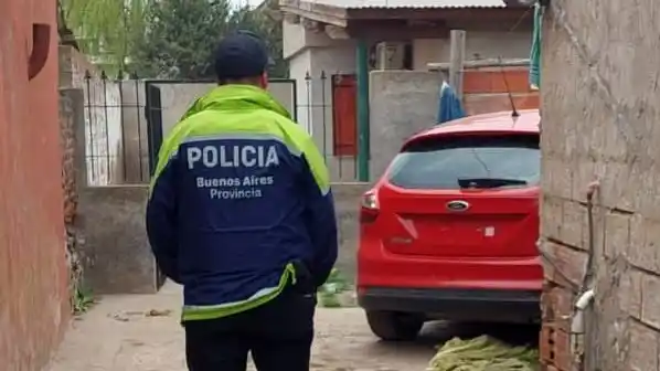 Vehículo. Ford Focus que usaron integrantes de la banda, hallado en el fondo de una casa.